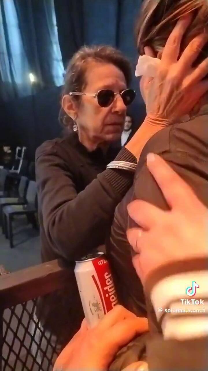El emotivo acto de contención que tuvo la mujer del Indio Solari con una fanática durante el velatorio