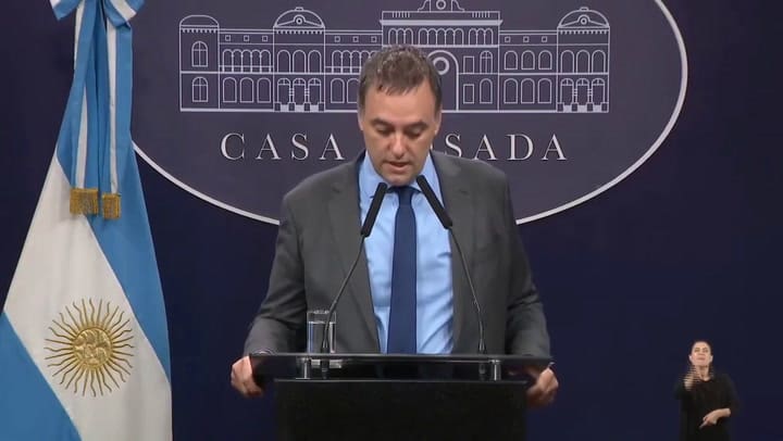 Manuel Adorni, sobre las valijas del avión de Scatturice