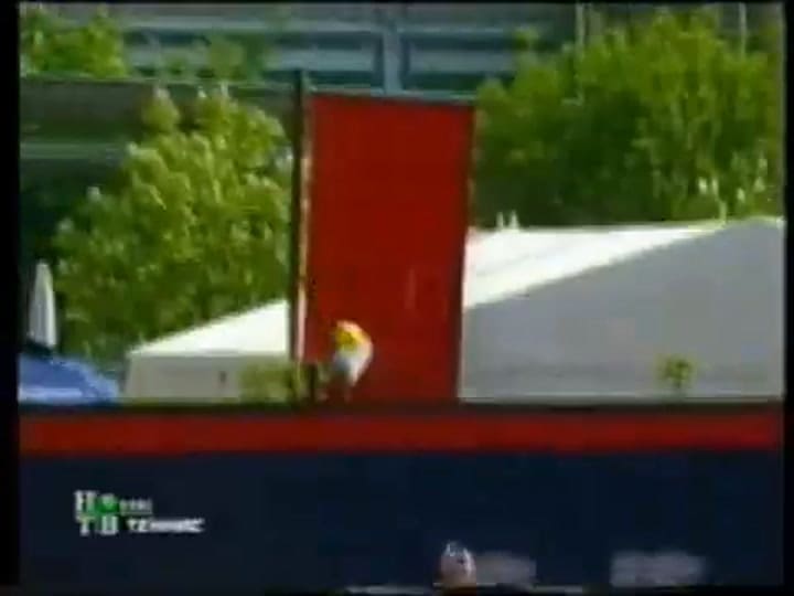 Safin durante su ataque de furia con las raquetas