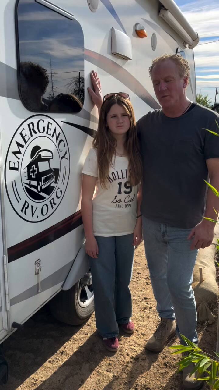 La organización EmergencyRV le entregó la casa rodante al hombre de California