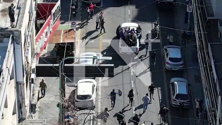 El momento de cuando evacuan la caravana de Milei