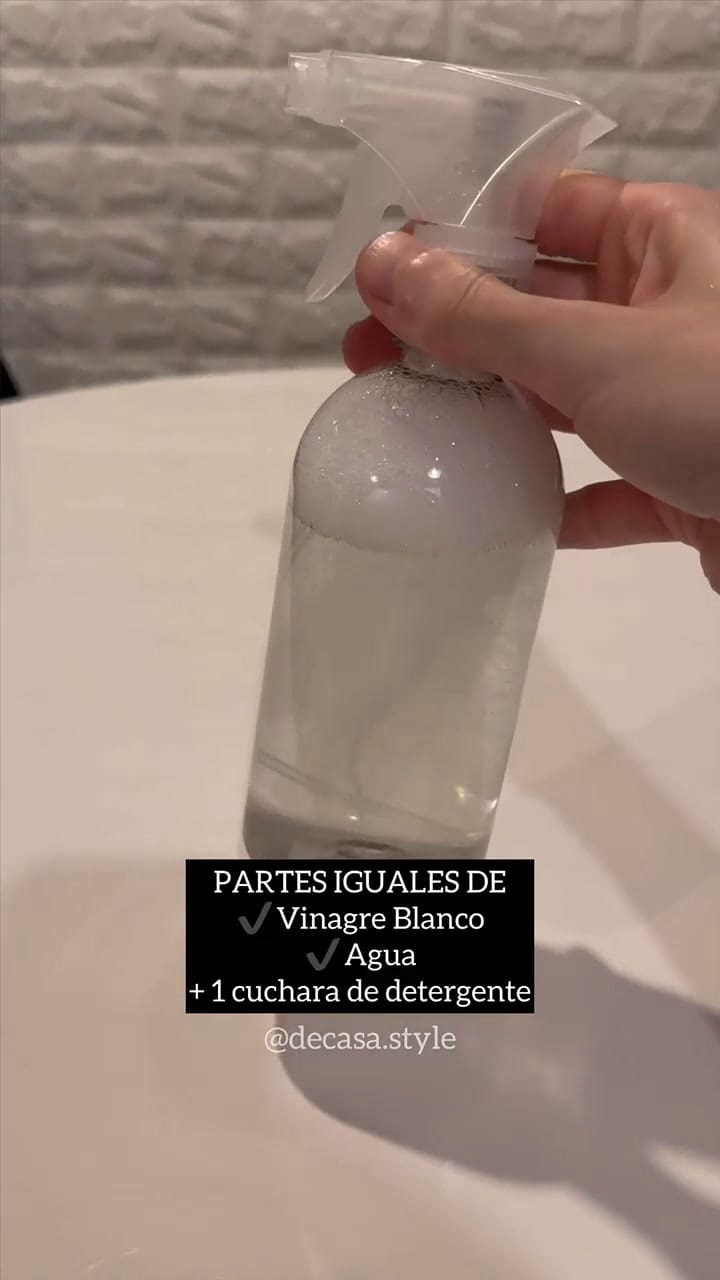 Mostró el truco definitivo para limpiar la puerta del horno y se volvió viral