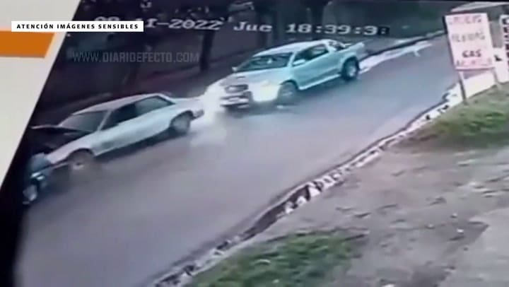 Hombre en grave estado luego de que una camioneta embistiera un auto que estaba arreglando