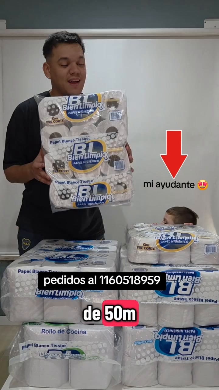 Brian promociona su emprendimiento por redes sociales