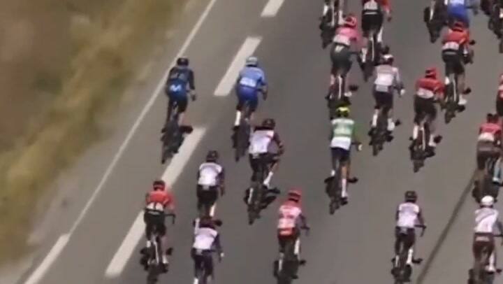 Papelón y descalificación en el ciclismo: un protagonista le pegó a otro en plena competencia