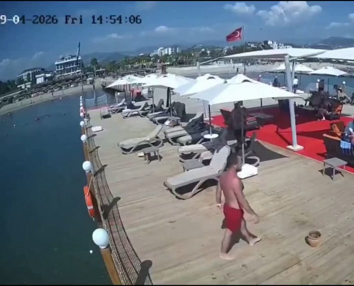 Un hombre murió tras tirarse de cabeza al mar en una zona poco profunda en Turquía