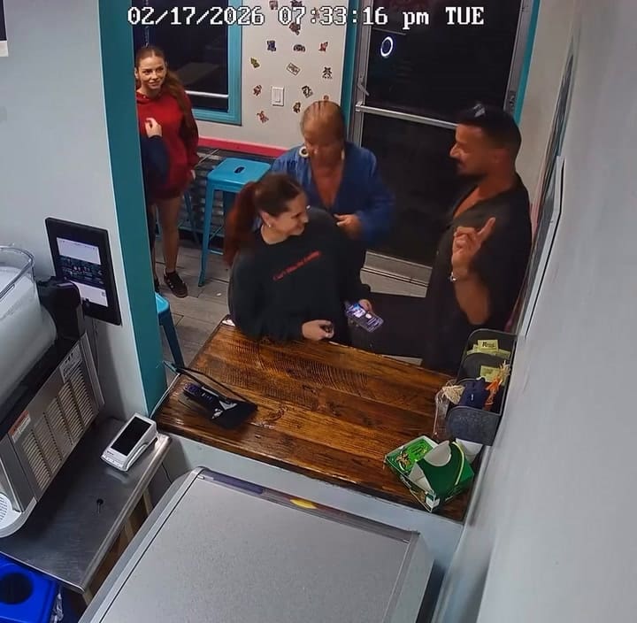 Sip 305 capta el momento en que Ricky Martín entra a su tienda