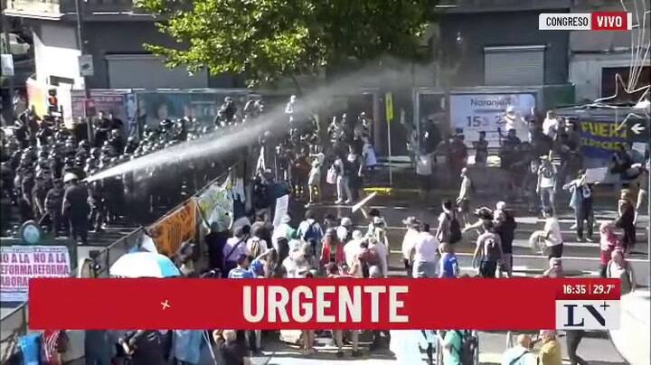 Congreso: enfrentamientos entre la Policía y manifestantes mientras se debate el Presupuesto en Diputados