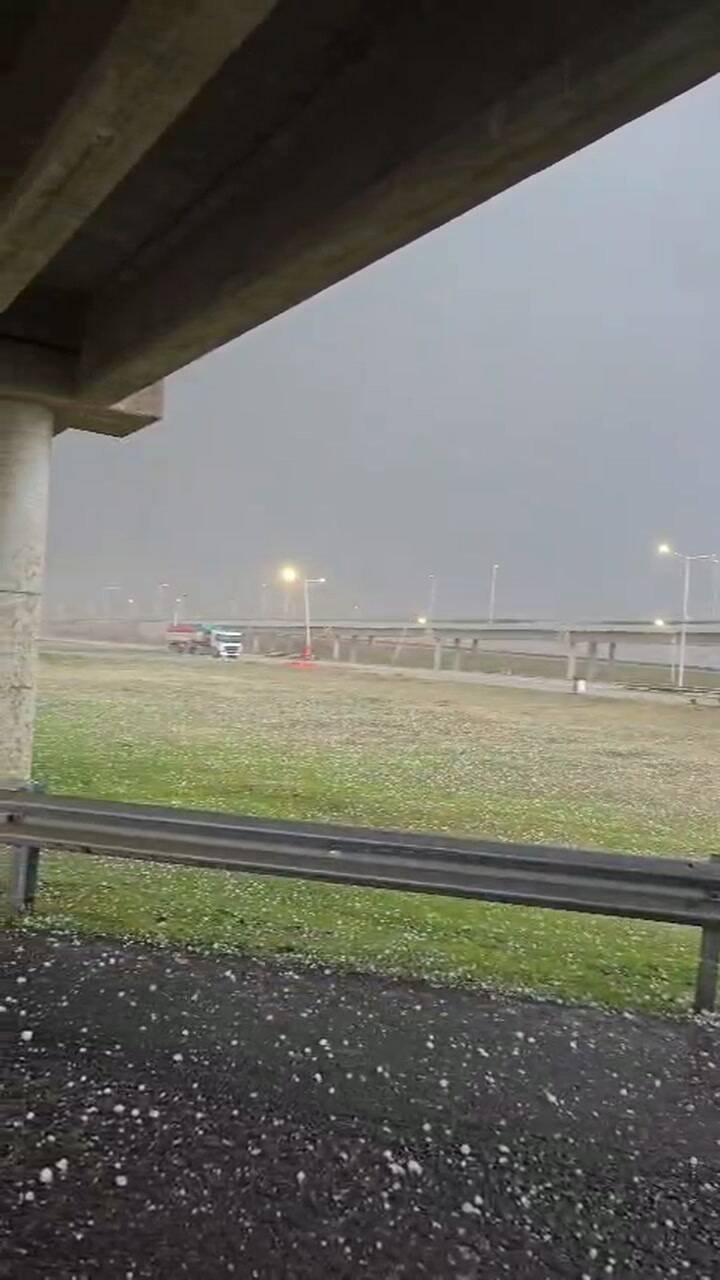 Así fue la fuerte caída de granizo en Los Leones