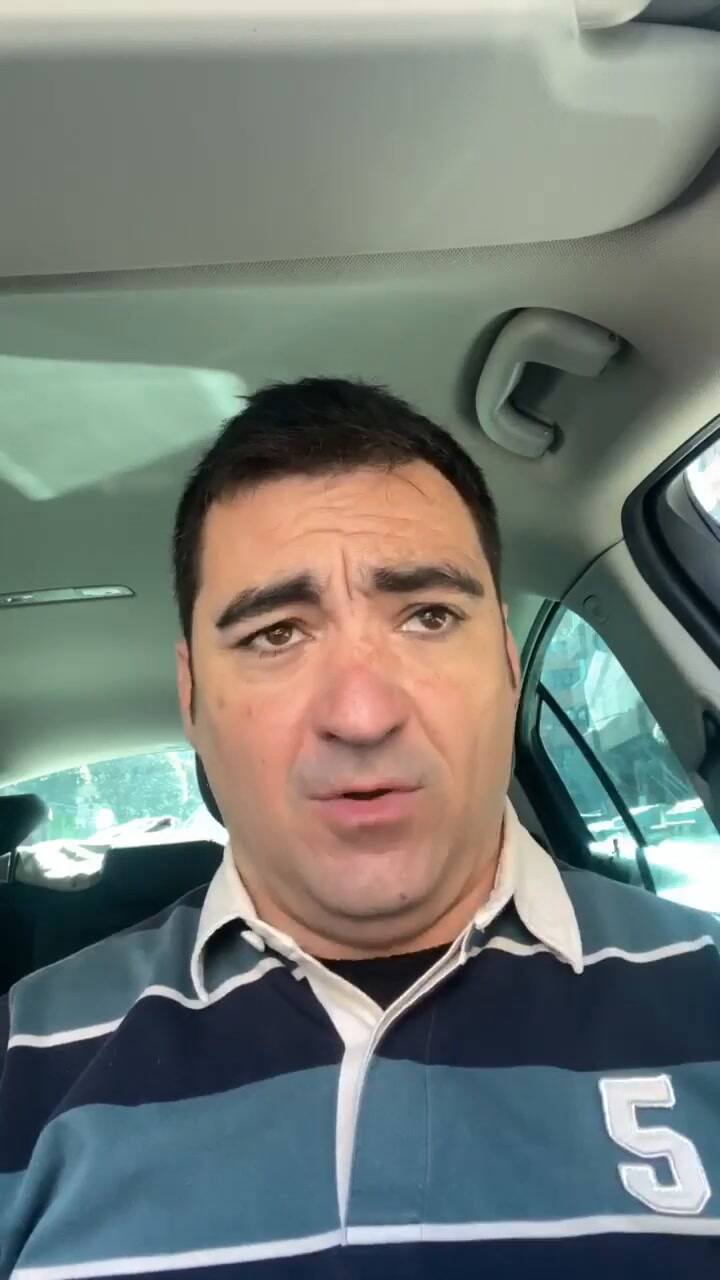 El enojo de un camionero español: '¿Pero cómo tenéis los cojones de seguir cobrando impuestos?'