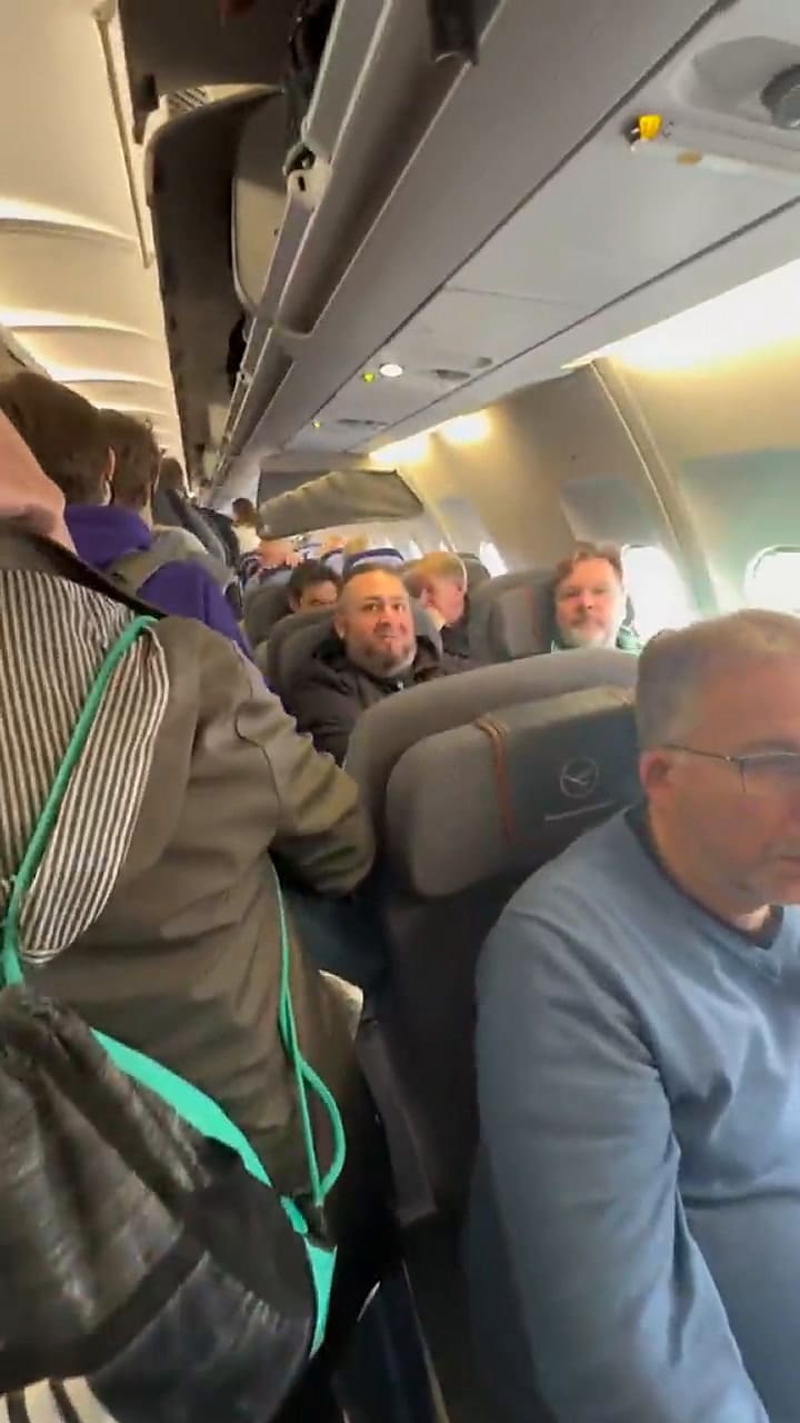 El tiktoker caminó por el pasillo del avión, pero los parajeros lo miraron con asombro