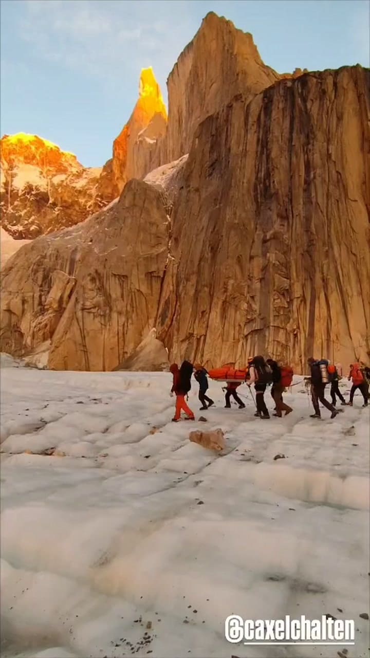 Rescate de dos escaladoras que sufrieron un accidente de montaña mientras realizaban una travesía entre los cerros Torre y Fitz Roy, El Chaltén, Santa Cruz