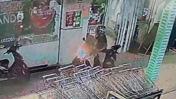 El momento en que el sicario llegar al supermercado chino
