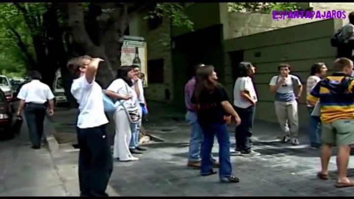 Charly tirándose a la pileta desde el noveno piso