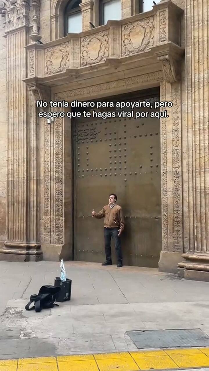 Brindó un concierto frente a la Plaza de Mayo y se volvió viral