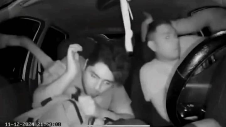 El momento en el que un grupo de jóvenes sufrió un violento robo en Mendoza