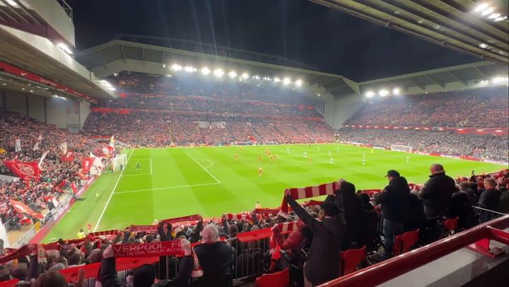 La visita de Mauro Zárate, junto a su hijo Rocco, a Anfield