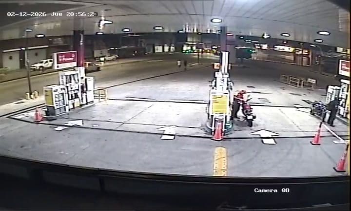 Las cámaras de seguridad captaron el robo de la moto en la estación de servicio y la balacera que causó dos heridos