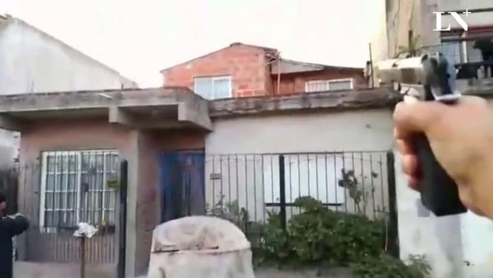 Uno de los 30 operativos de esta madrugada para detener los barras de Independiente