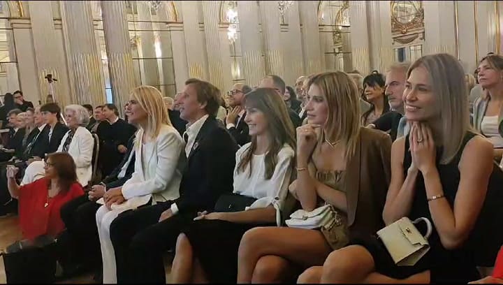 Tania Gravier canta en la premiación de Valeria Mazza - video 2