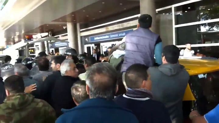 Aeroparque: conflicto entre taxistas y fuerzas de seguridad - Fuente: Twitter @HernanMundo