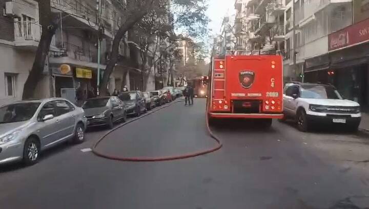 Incendio a metros del Alto Palermo: cinco personas debieron ser atendidas por el fuego en el segundo piso de un edificio