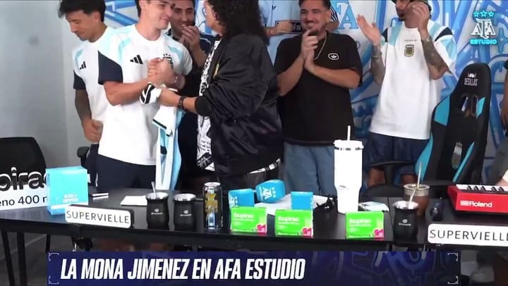 La Mona Jiménez en la concentración de Argentina en Kansas City