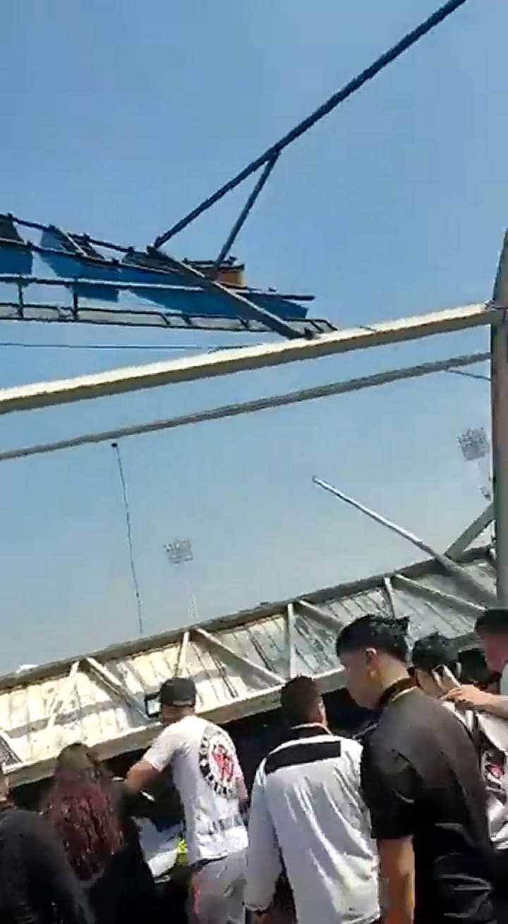 Se cayó el techo de un estadio en Chile