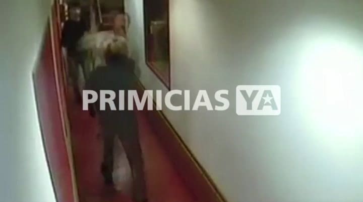El video de la pelea entre Baby Etchecopar y Roberto Navarro en los pasillos de Radio 10 - Fuente: