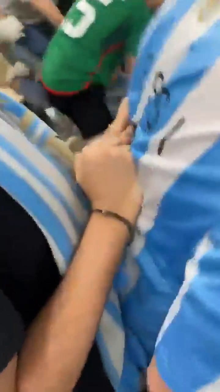 Una batalla campal se desató entre hinchas argentinos y méxicanos dentro del estadio Lusail