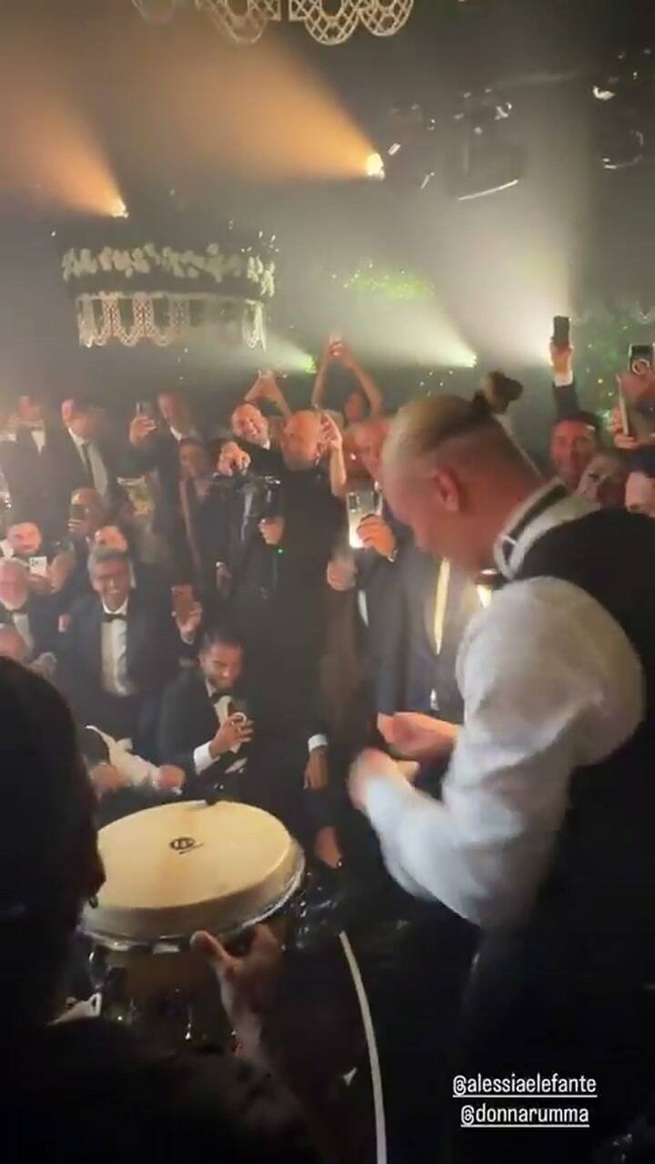 Haaland en la boda de Donnarumma con un remo vikingo