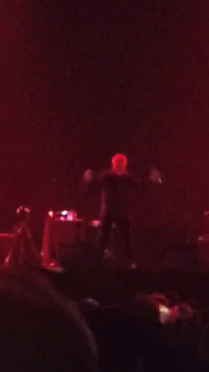 Tom Jones canta "You Can Leave Your Hat On"