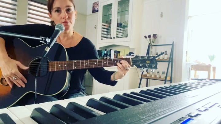 Kimberly, la Power Ranger rosa canta country