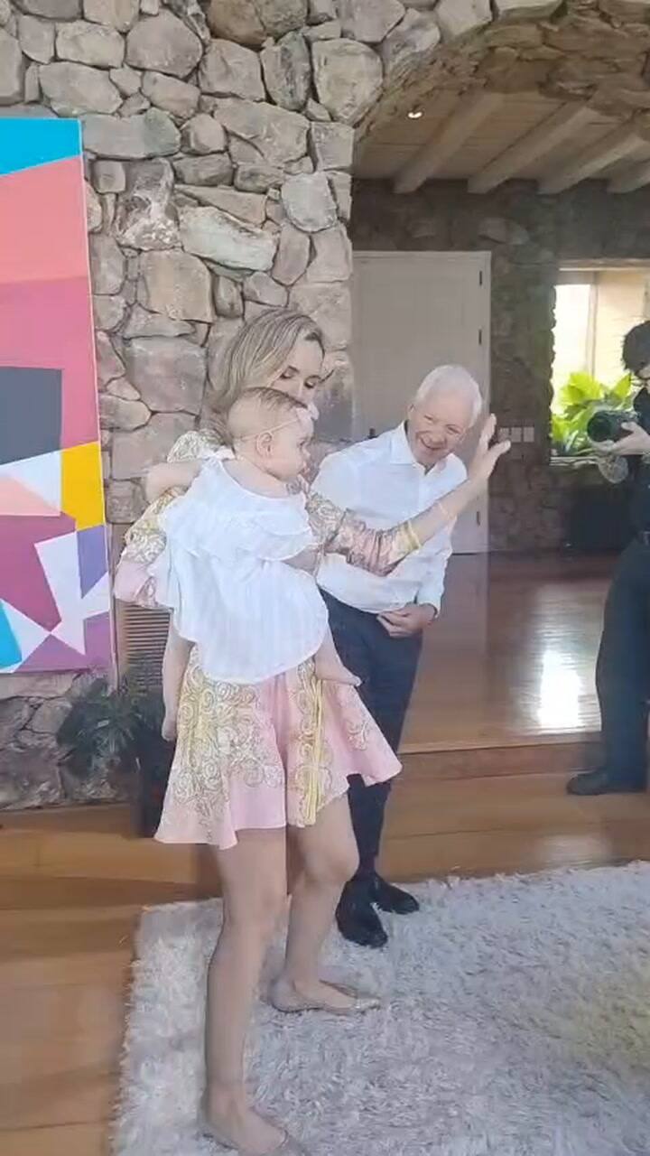 Eduardo, Elina y Kahlo bailan al ritmo del coro gospel que cantó durante el almuerzo