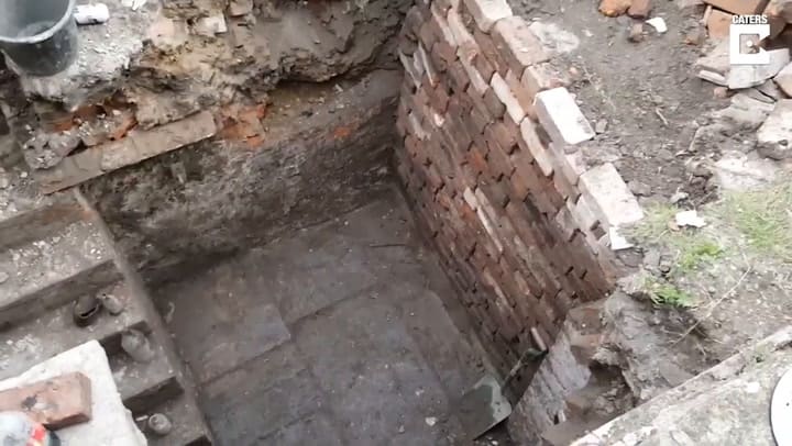Halló un viejo búnker debajo de su jardín y lo convirtió en un aseo exterior