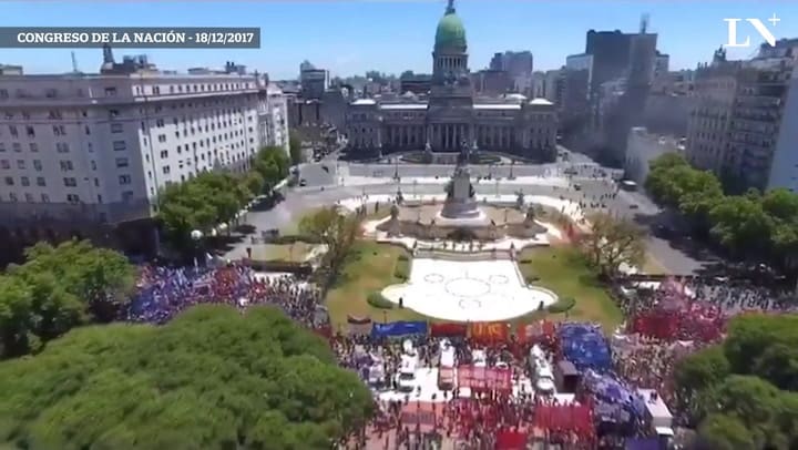Incidentes en los alrededores del Congreso vistos desde el drone de La Nación