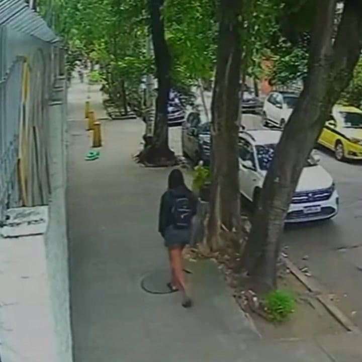 Una mujer caminaba por las calles de Río de Janeiro, pisó una tapa floja de alcantarilla y cayó al vacío