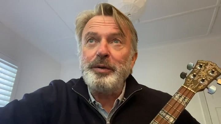 Sam Neill en Instagram con uno de sus videos tocando el ukelele