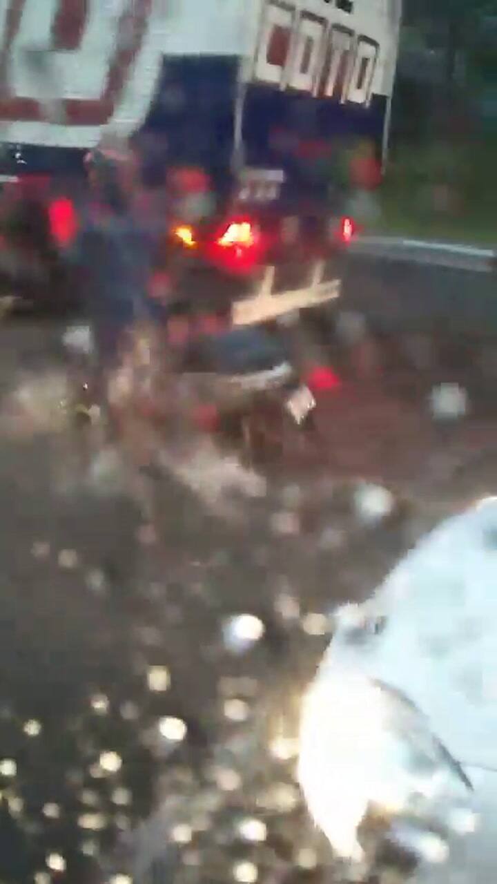 Se inunda la autopista Richeir a la altura de Villa Lugano