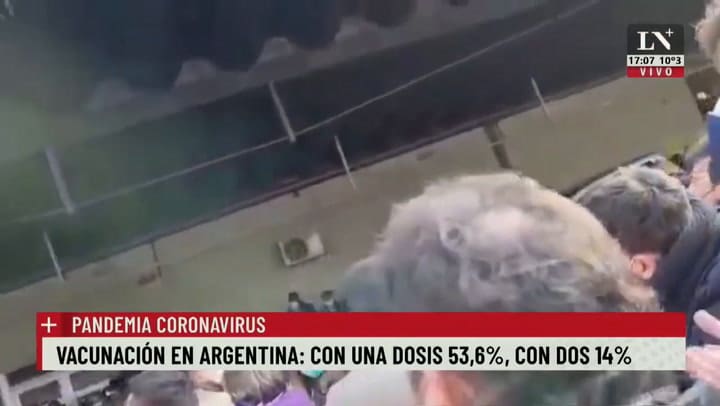 Amontonamiento de gente en el traspaso de mando entre Gollán y Kreplak