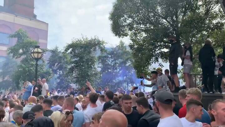 El alocado festejo de los hinchas del Leeds