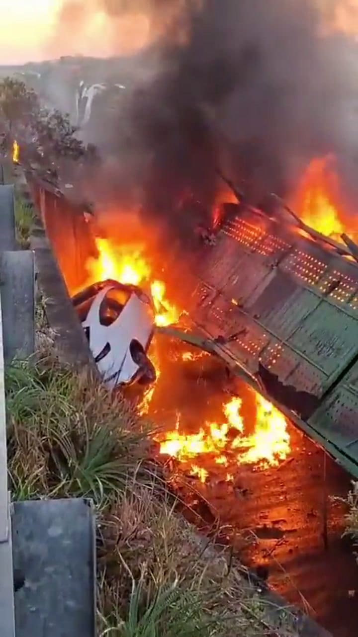 Un camión cayó de un puente en Corrientes, se incendió y el chofer murió tras quedar atrapado