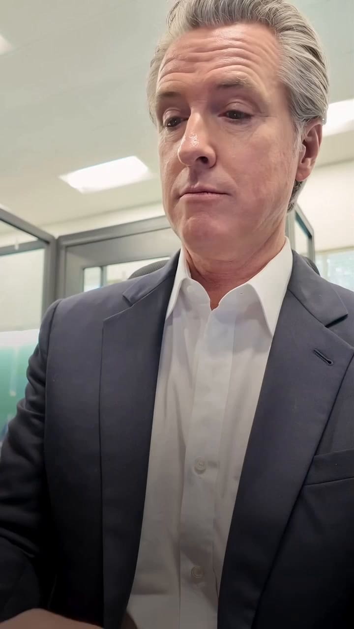 Gavin Newsom presenta la licencia de conducir digital