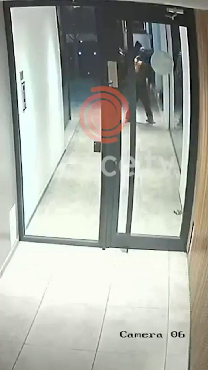 Intentaron robarle en la entrada del edificio