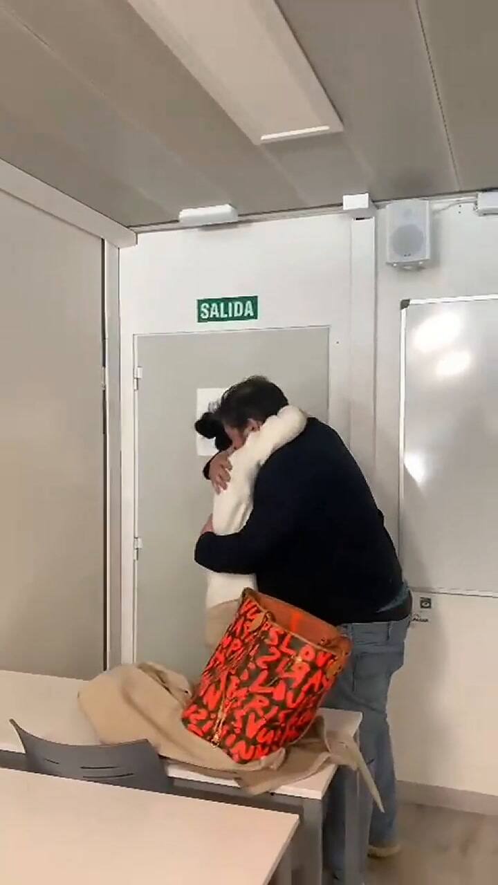 Le pidió matrimonio en plena clase