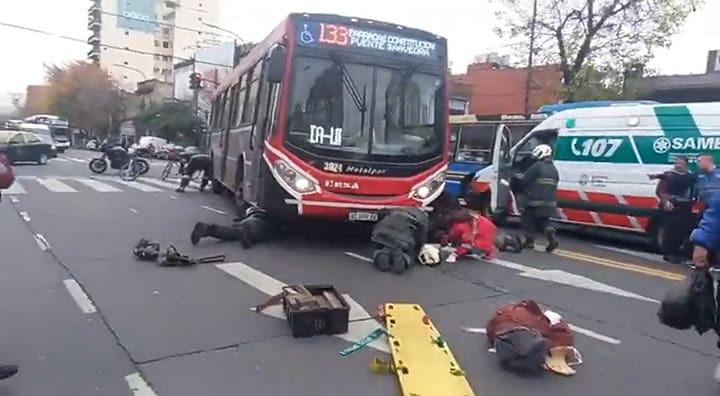 Una mujer fue atropellada cuando cruzaba una avenida y quedó atrapada debajo de colectivo