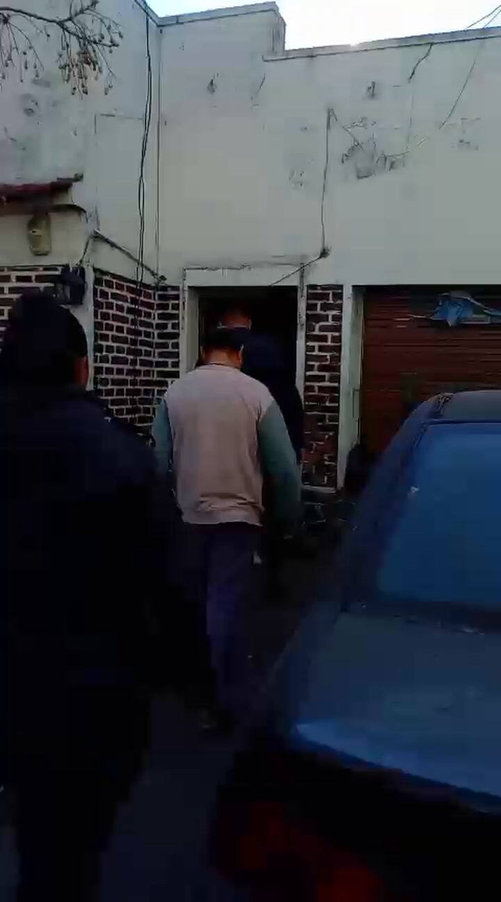 Un chofer de DiDi le robó las valijas a una pareja