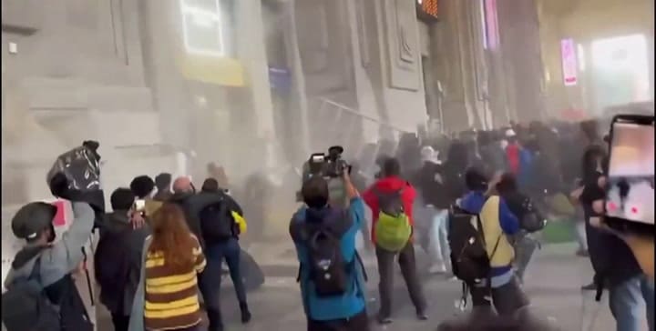 Manifestantes violentaron locales comerciales en la estación central de tren de Milano