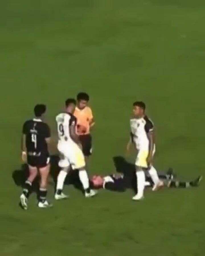Escándalo en el fútbol de ascenso: un jugador fue detenido luego de hacer gestos racistas contra un contrincante
