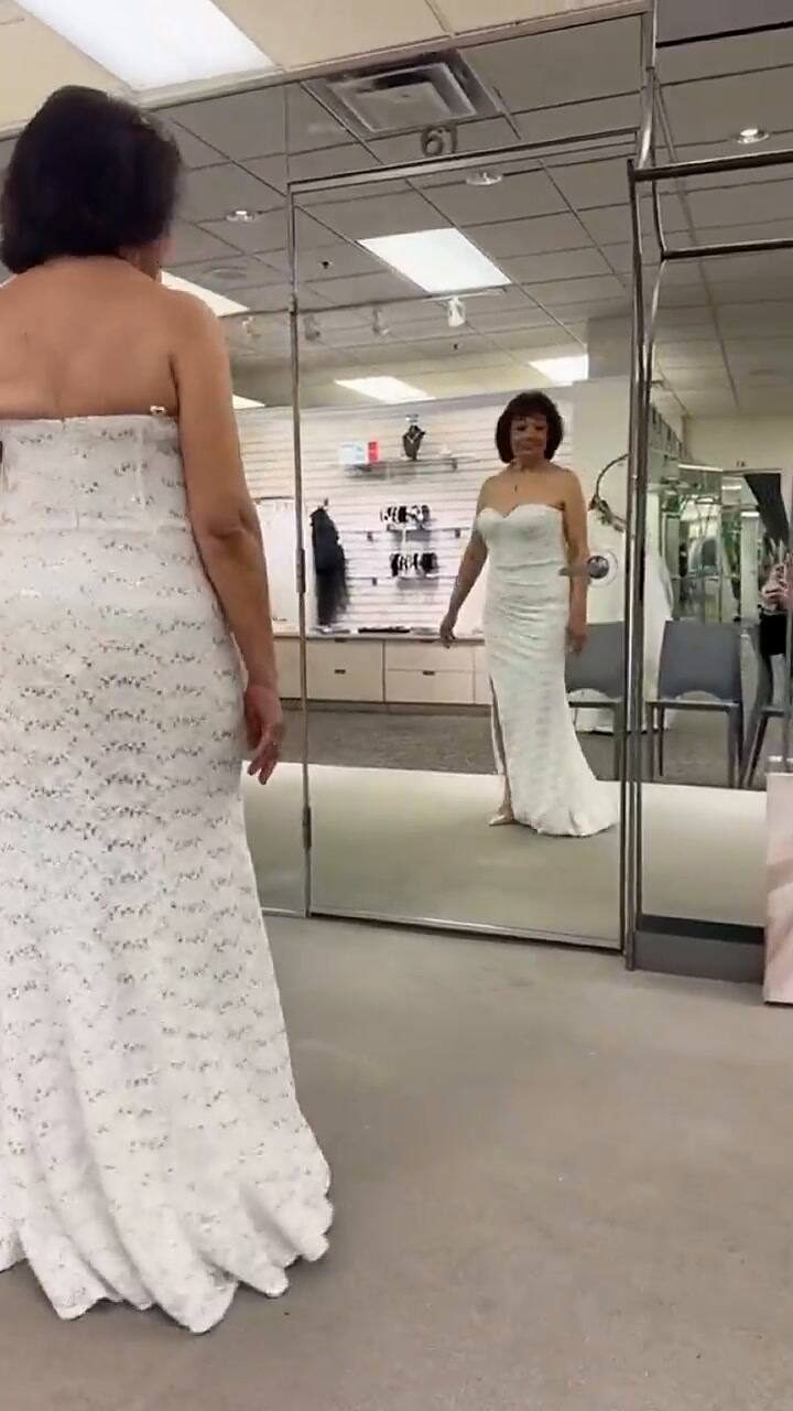 Una tiktoker acompañó a su abuela a comprar su vestido de novia